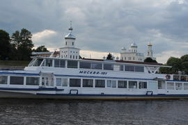 Корабль на фоне церквей