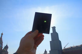 Человек смотрит солнечное затмение