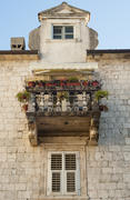 Живописный балкон на старинном здании