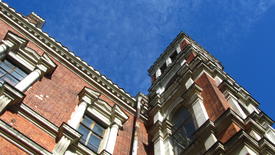 Усадьба на фоне неба