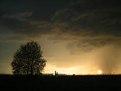 Сгущаются тучи на закате