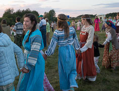 Девушки в хороводе