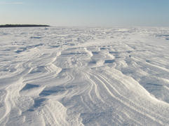 Снежные наметы на ледовой поверхности  озера в Карелии.